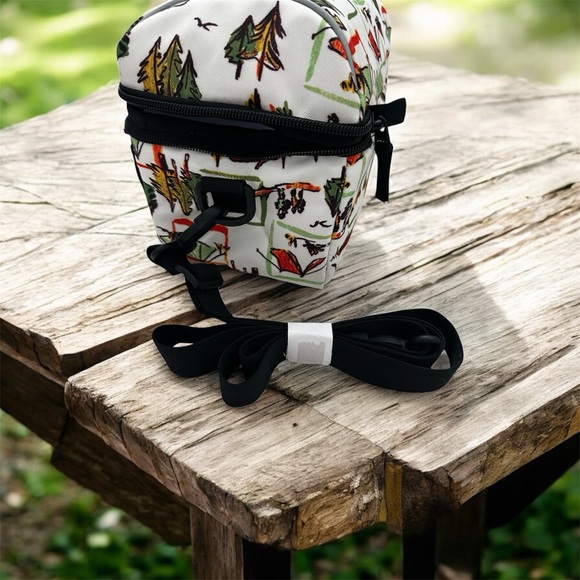 L.L. Bean 🏕️ Camping Print Lunch Bag - Picture 6 of 6